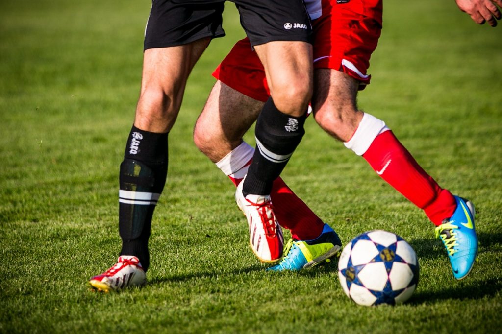 deux-personnes-jouant-au-foot